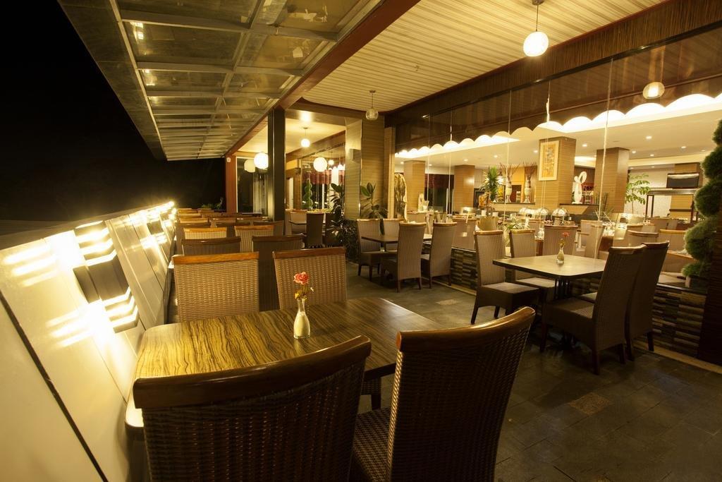 Grand Rocky Hotel Bukittinggi Buitenkant foto