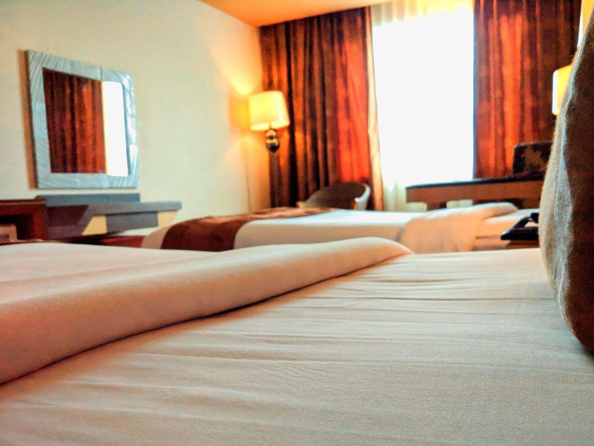 Grand Rocky Hotel Bukittinggi Buitenkant foto