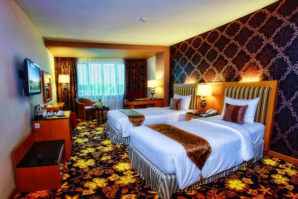 Grand Rocky Hotel Bukittinggi Buitenkant foto