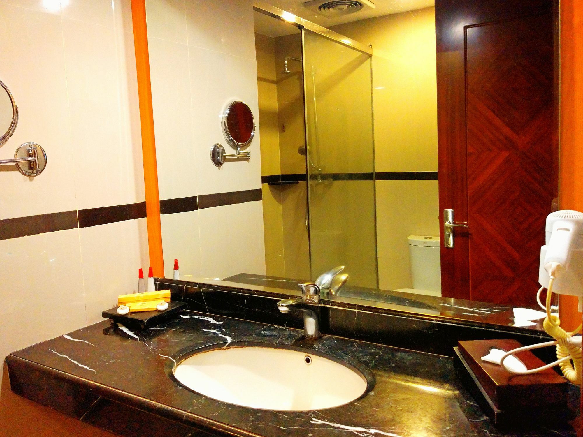 Grand Rocky Hotel Bukittinggi Buitenkant foto