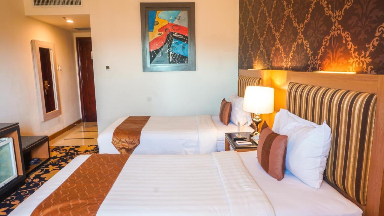 Grand Rocky Hotel Bukittinggi Buitenkant foto