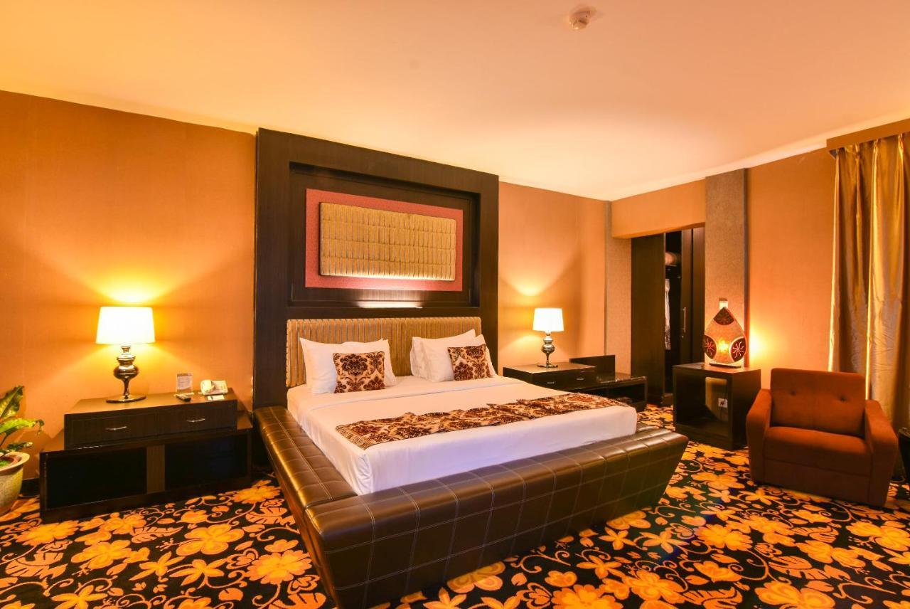 Grand Rocky Hotel Bukittinggi Buitenkant foto