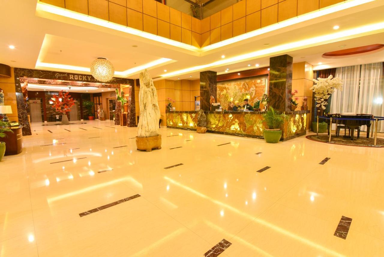 Grand Rocky Hotel Bukittinggi Buitenkant foto